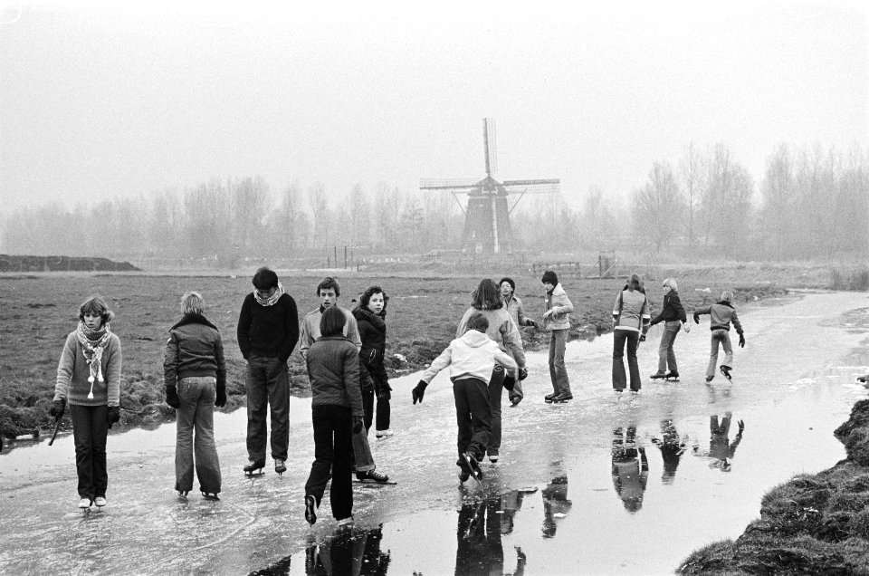 Schaatsen te Amsterdam-Osdorp, op achtergrond watermolen, genaamd De 1100 Roe, Bestanddeelnr 930-0576