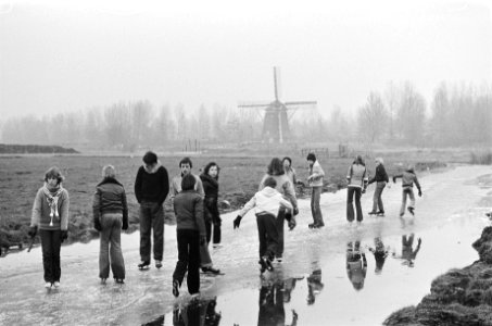 Schaatsen te Amsterdam-Osdorp, op achtergrond watermolen, genaamd De 1100 Roe, Bestanddeelnr 930-0576