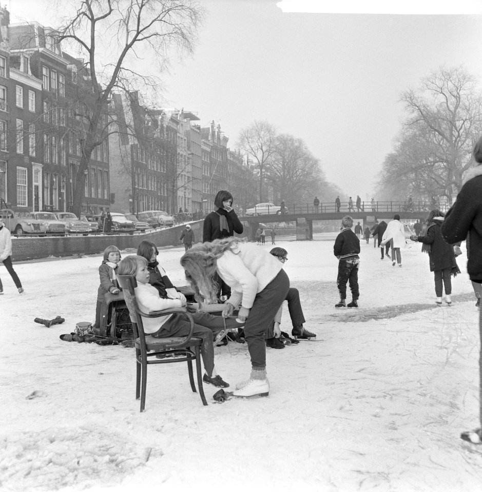 Schaatsen op de grachten, hier op de Keizersgracht, Bestanddeelnr 918-6936