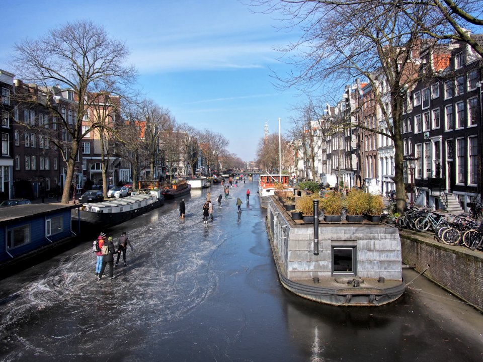 Schaatsen op de Prinsengracht in Amsterdam foto 6