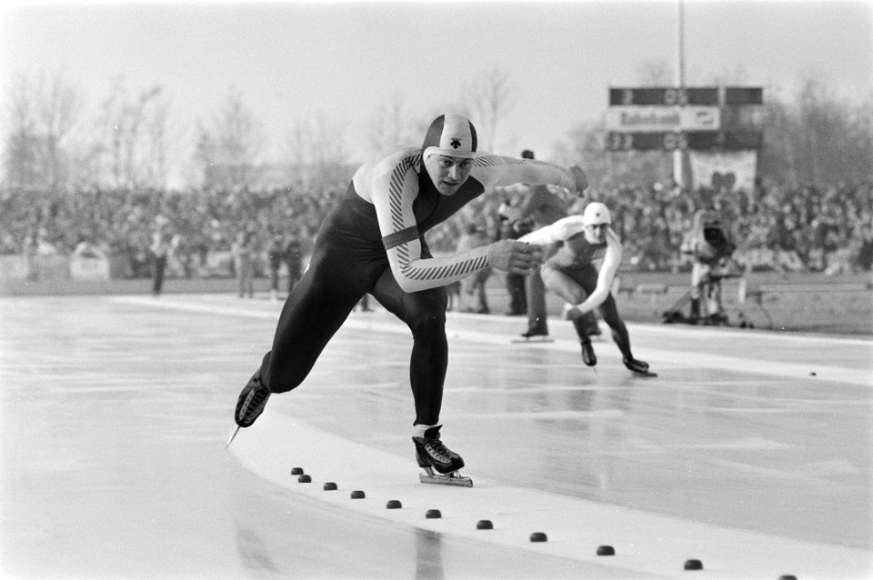 Schaatsen WK-sprint in Heerenveen wereldkampioen Igor Zjeletsovski rijdt tegen , Bestanddeelnr 933-2454