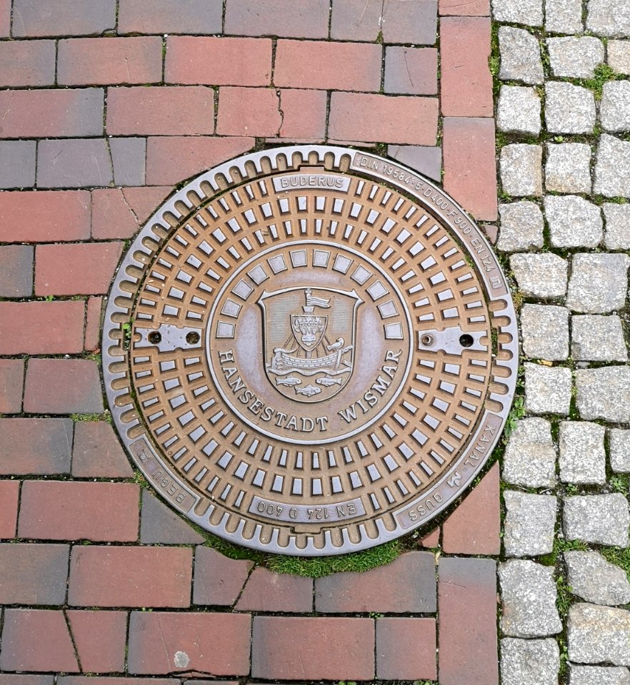 Schachtdeckel in der Hansestadt Wismar 2