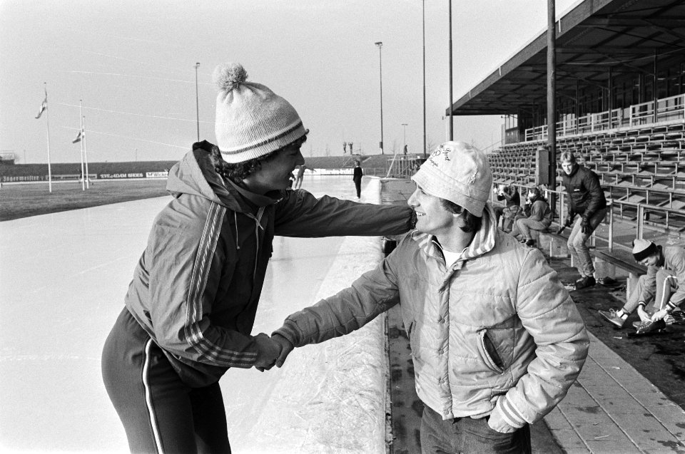 Schaatsen WK-Sprint in Alkmaar. Training. Jan Ykema schudt Lieuwe de Boer de han, Bestanddeelnr 931-9538