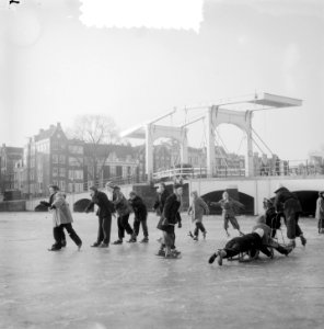 Schaatsenrijders binnen Amstel met magere brug, Bestanddeelnr 906-2794