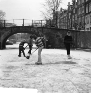 Schaatsen op de Amsterdamse grachten., Bestanddeelnr 918-6816