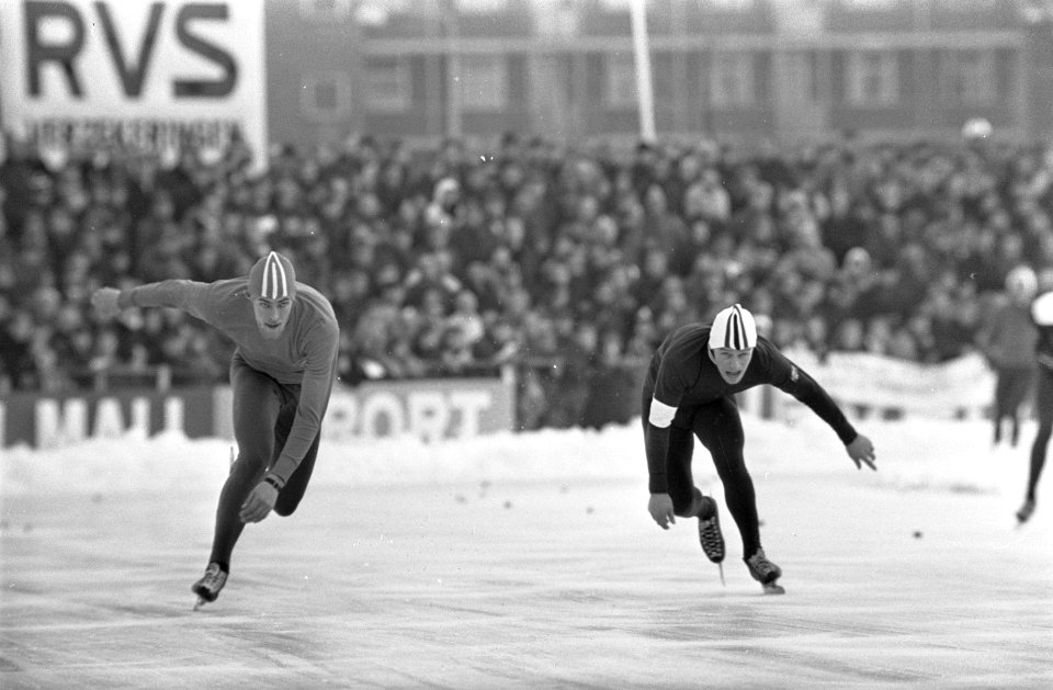 Schaatsen Nederland tegen Noorwegen. Ard Schenk (links) in duel met Guttormsen o, Bestanddeelnr 920-9724