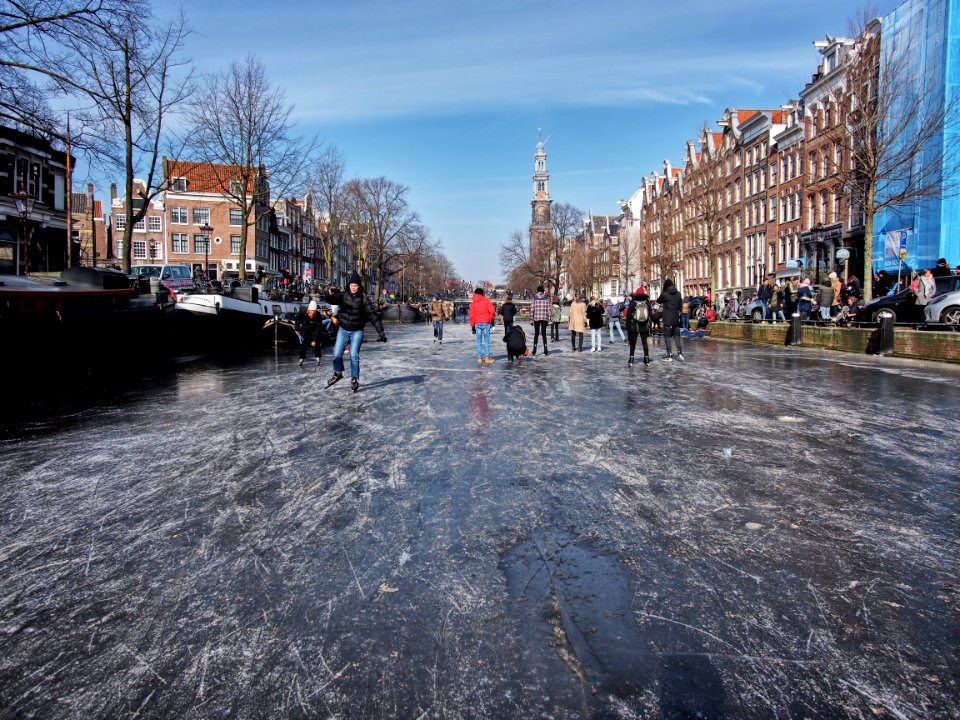 Schaatsen op de Prinsengracht in Amsterdam foto 7