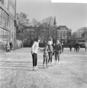 Schaatsen op tennisbanen aan de Kattenlaan te Amsterdam, Bestanddeelnr 914-6405
