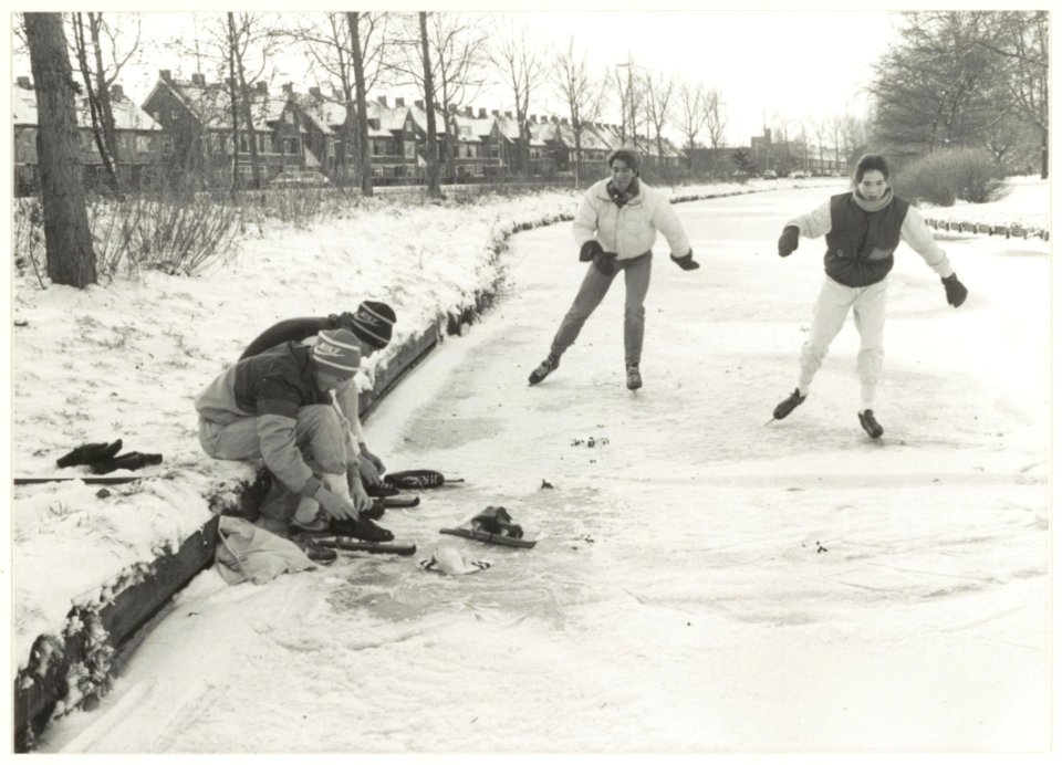 Schaatsen op De Delft bij het Pim Mulier sportpark, ziende naar het zuiden. NL-HlmNHA 54016607