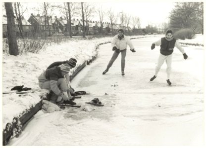Schaatsen op De Delft bij het Pim Mulier sportpark, ziende naar het zuiden. NL-HlmNHA 54016607