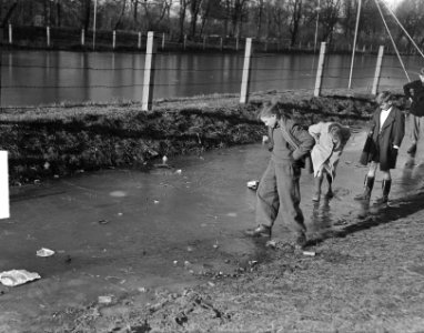 Schaatsenrijden, ijs proberen te Amsterdam, Bestanddeelnr 903-7972
