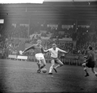 Schaatsenrijders tegen Perselftal 2-2, Ard Schenk links in duel, Bestanddeelnr 917-6083