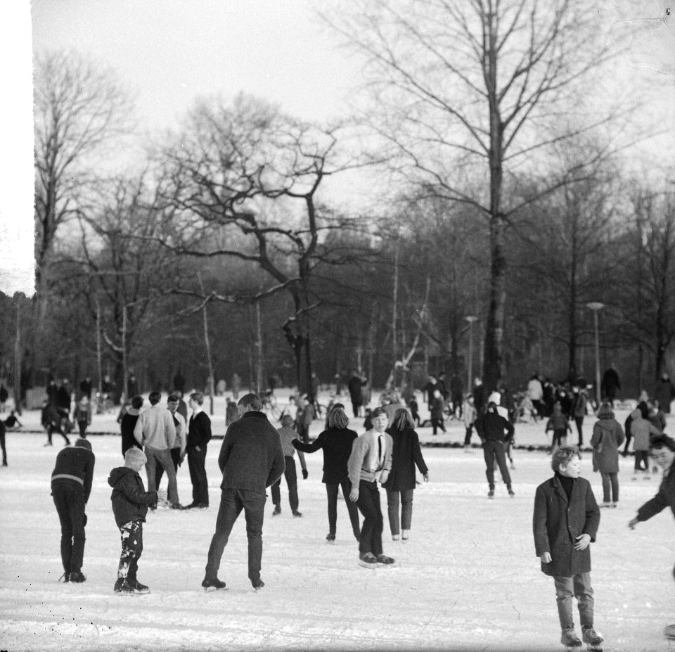 Schaatsen op de grote vijver in het Vondelpark, Bestanddeelnr 917-2760