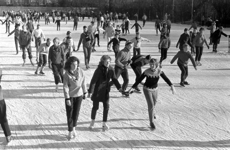 Schaatsen op ondergespoten tennisbanen in Den Haag, Bestanddeelnr 910-9318