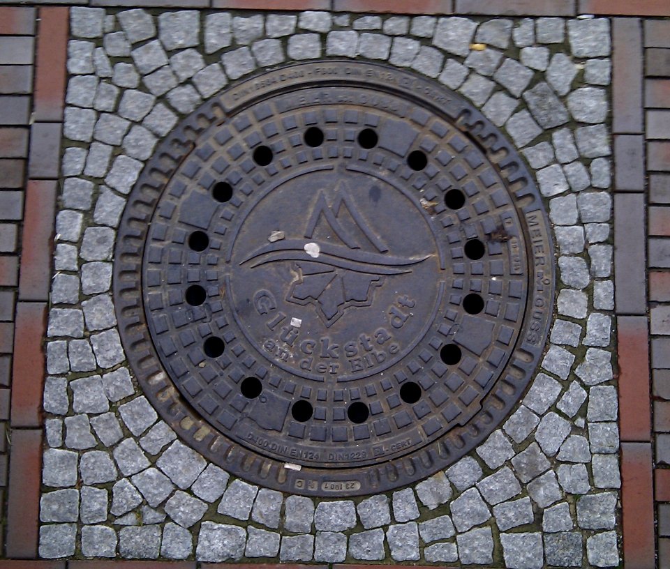 Schachtdeckel Glückstadt Wall 20111228