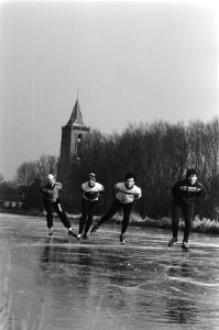Schaatsende jongens bij Monnickendam, Bestanddeelnr 933-5613