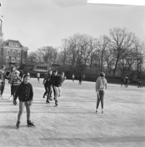 Schaatsen op tennisbanen aan de Kattenlaan te Amsterdam, Bestanddeelnr 914-6402