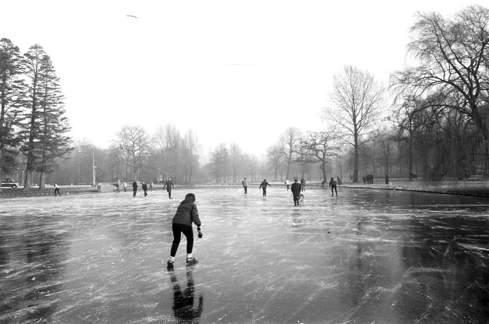 Schaatspret op de vijver van het Vondelpark, Bestanddeelnr 921-9362