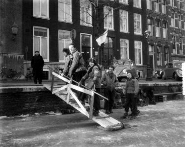 Schaatsenrijden op Keizersgracht Amsterdam, Bestanddeelnr 906-2762