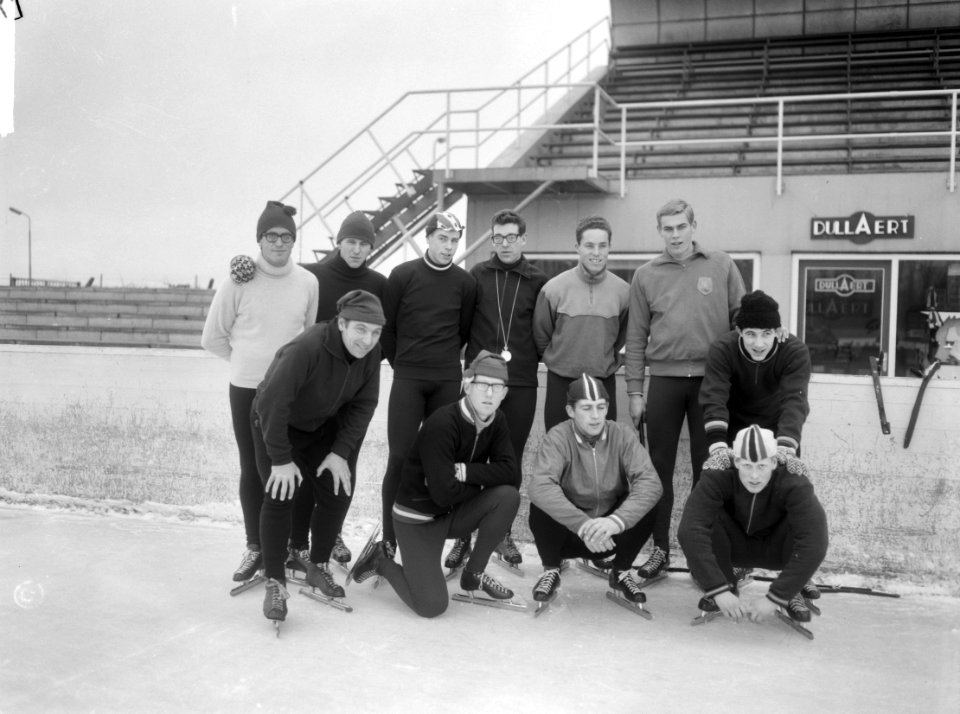 Schaatsenrijders trainen in Deventer, v.l.n.r. staande P. Kievit , P. Modder , S, Bestanddeelnr 917-1978