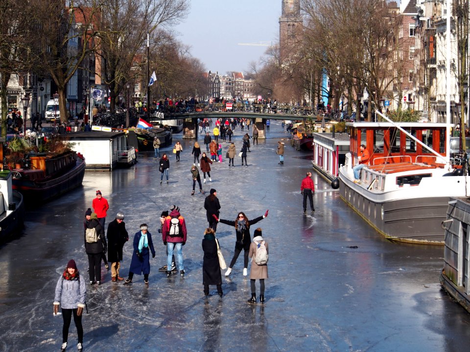 Schaatsen op de Prinsengracht in Amsterdam foto24