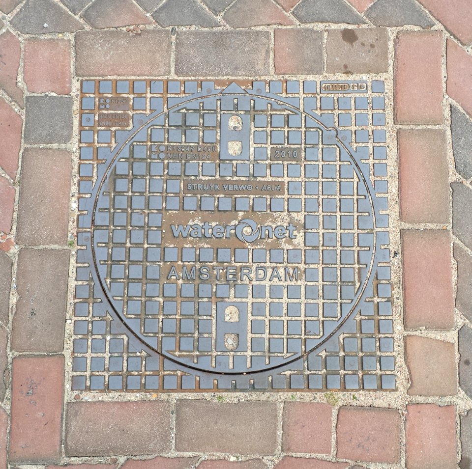 Schachtdeckel Amsterdam 20140902 190847 Noordhollandschkanaaldijk