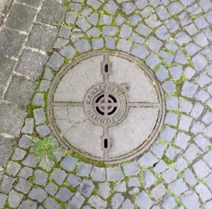Schachtdeckel auf dem Stadtfriedhof Ricklingen 2