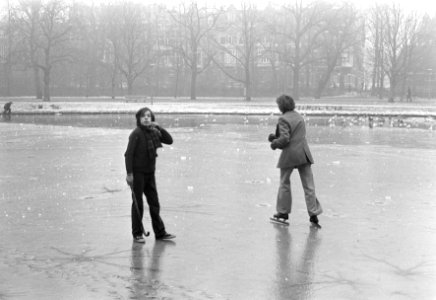 Schaatsen op de vijver in het Amsterdamse Vondelpark, Bestanddeelnr 923-0731