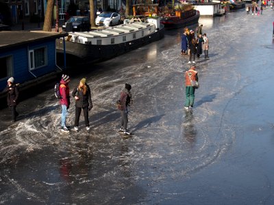 Schaatsen op de Prinsengracht in Amsterdam foto23