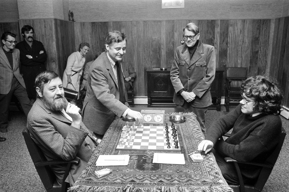 Schaaktweekamp J H Donner (r) tegen H Ree in Amsterdam Rinus Ferdinandusse , Bestanddeelnr 925-1001