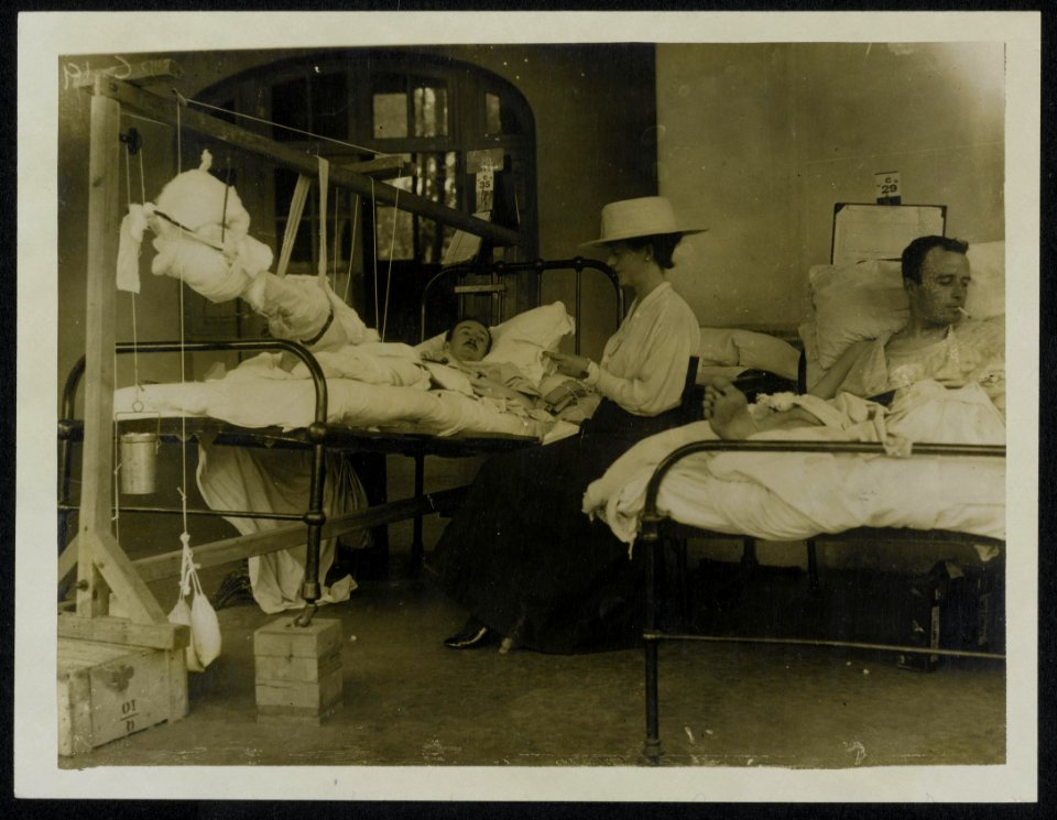 Scene in a hospital - a mother reading to her son some kind messages from variou, Bestanddeelnr 158-0215