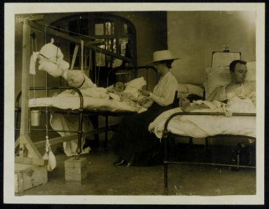 Scene in a hospital - a mother reading to her son some kind messages from variou, Bestanddeelnr 158-0215