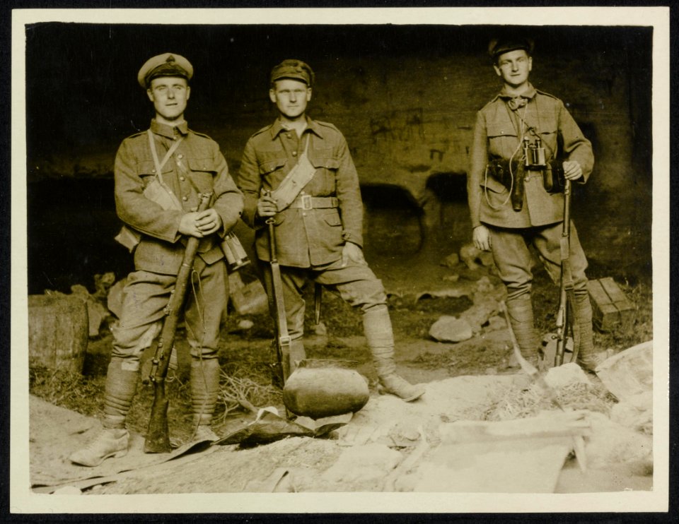 Scene in a cave where rifles, munition and prisoners were captured by the R.N. , Bestanddeelnr 158-1536