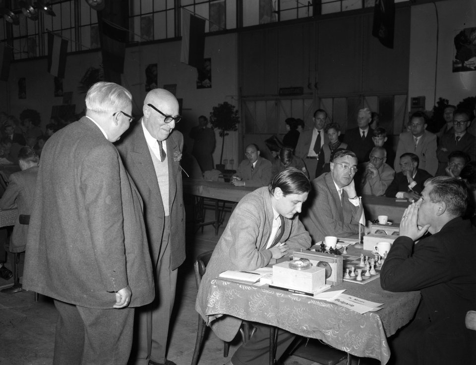 Schaakolympiade Amsterdam, Dr. Bernstein Rellstab en Euwe Donner spelen, Bestanddeelnr 906-7346
