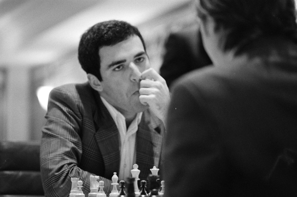 Schaakvierkamp Optiebeurs Amsterdam Kasparov tegen Karpov (op de rug gezien), Bestanddeelnr 934-2552