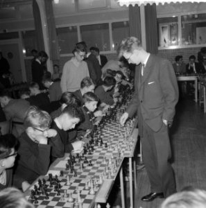 Schaaksimultaanseance in Amsterdam, Olafsson in actie, Bestanddeelnr 911-8866