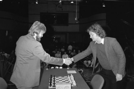 Schaaktweekamp Timman (r) en Joesoepov (l) in Hilversum (laatste ronde) handje , Bestanddeelnr 933-8470