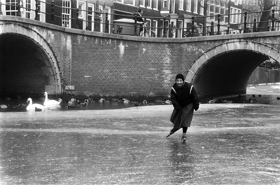Schaatster op Keizersgracht in Amsterdam, Bestanddeelnr 933-5699