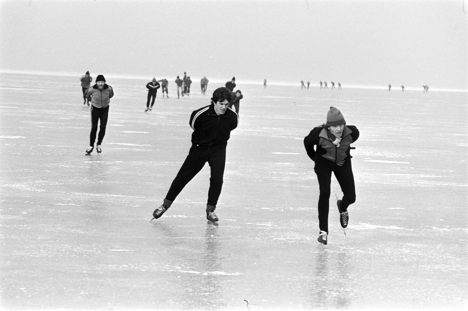 Schaatstoer op IJsselmeer (bij Andijk) toerrijders, Bestanddeelnr 929-5836