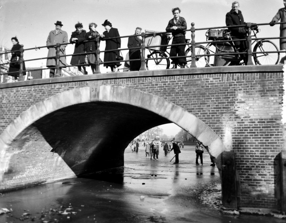 Schaatsvrij voor scholen, onder brug door Keizersgracht, Bestanddeelnr 906-9972