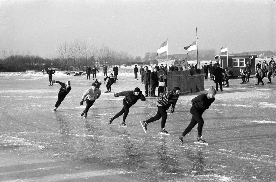 Schaatswedstrijd over 100 kilometer in Maasland. De 150 deelnemers van start, Bestanddeelnr 914-6998