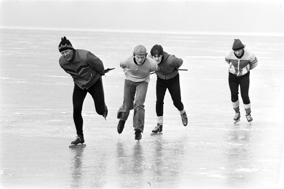 Schaatstoer op IJsselmeer (bij Andijk) lange rij toerrijders onderweg, Bestanddeelnr 929-5838