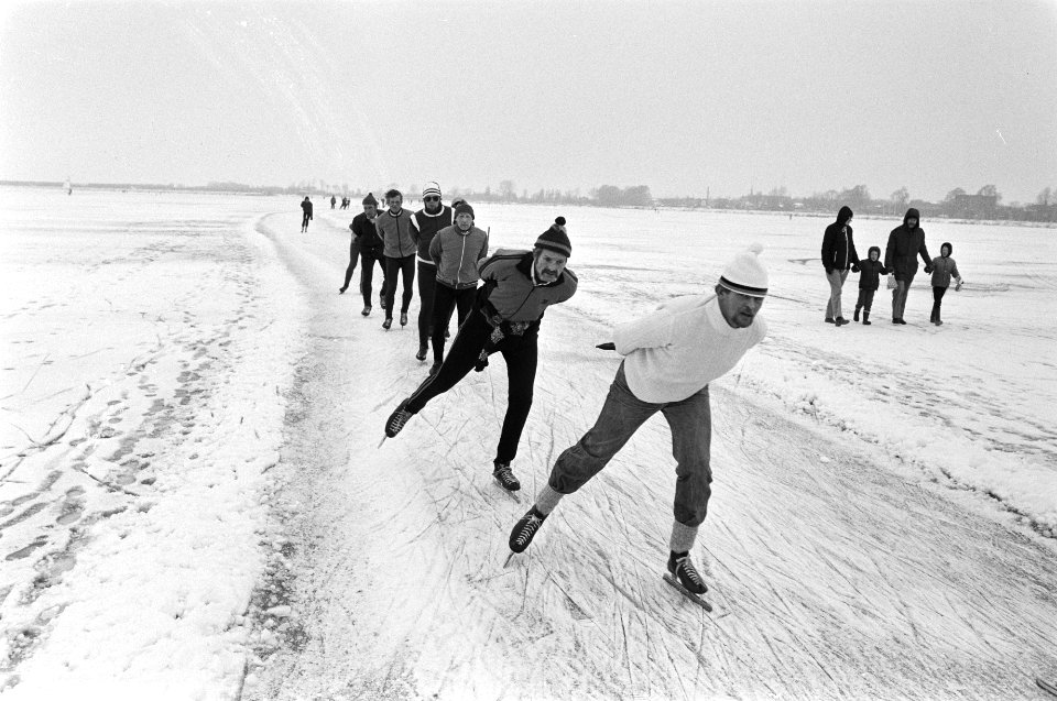 Schaatstocht over IJsselmeer tussen Hoorn en Warder. Schaatsers op de route, Bestanddeelnr 931-8823