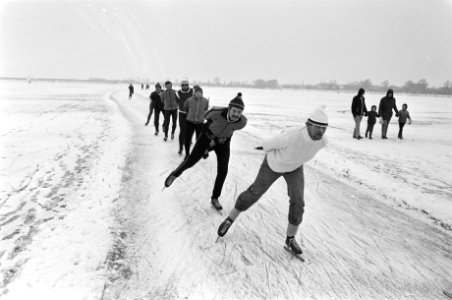 Schaatstocht over IJsselmeer tussen Hoorn en Warder. Schaatsers op de route, Bestanddeelnr 931-8823
