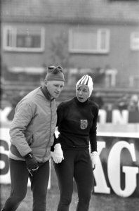 Schaatswedstrijden om IJsselcup te Deventer Carry Geyssen en coach Kees Broekman, Bestanddeelnr 921-8810