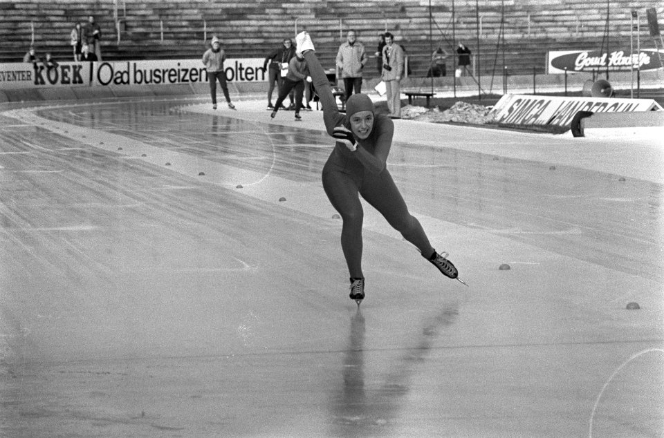 Schaatswedstrijden om IJsselcup in Deventer Sytje van de Lende (winnaar bij dam, Bestanddeelnr 928-8977