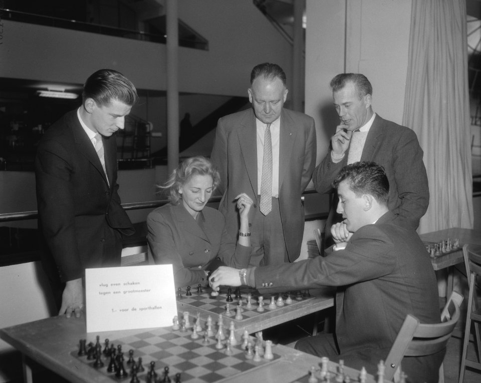 Schaak en damwedstrijden in de Bijenkorf, Bestanddeelnr 910-1307