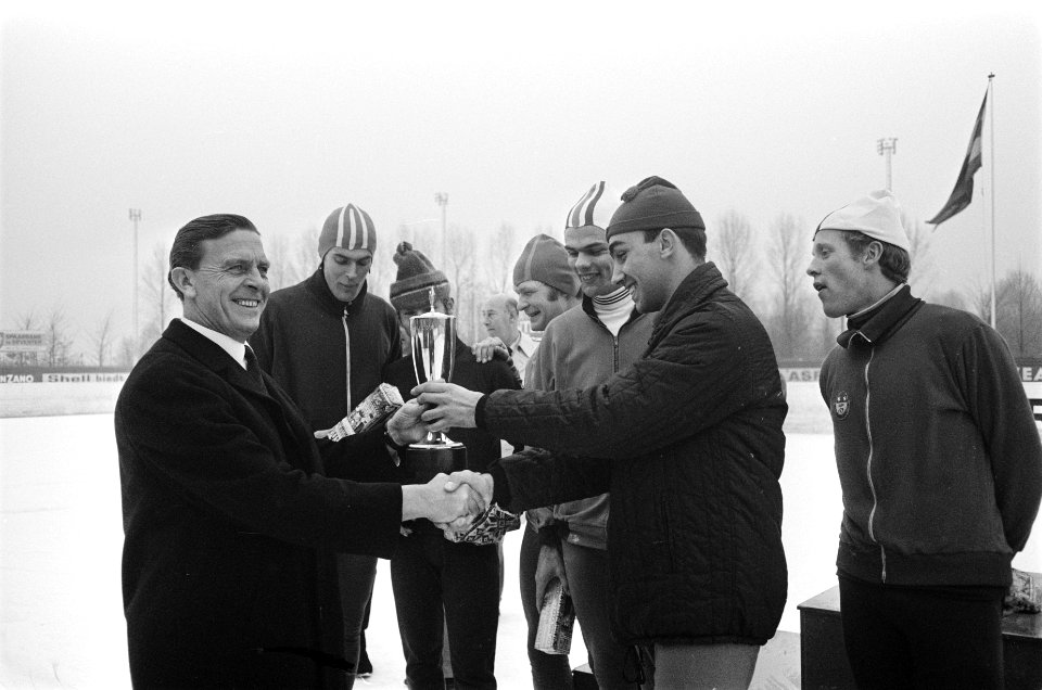 Schaatswedstrijden om de IJsselcup te Deventer. Piet Bergstrom , direkteur ijsba, Bestanddeelnr 923-0014