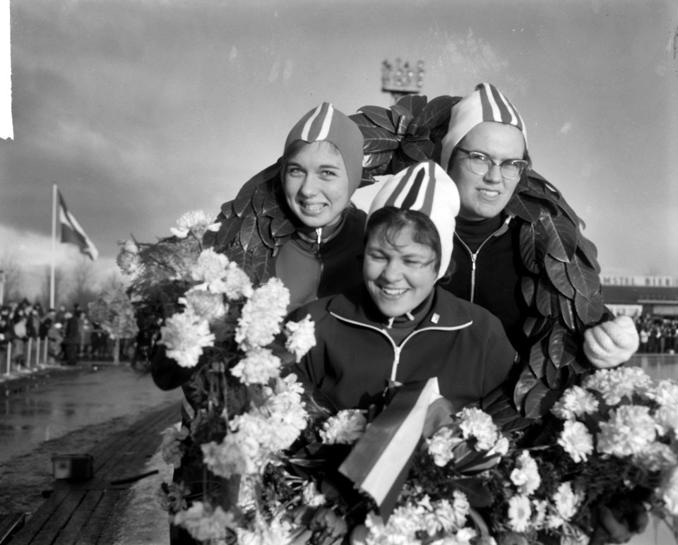 Schaatskampioenschappen op de Jaap Edenbaan te Amsterdam vv.l.n.r. Carry Geijsen, Bestanddeelnr 917-3006