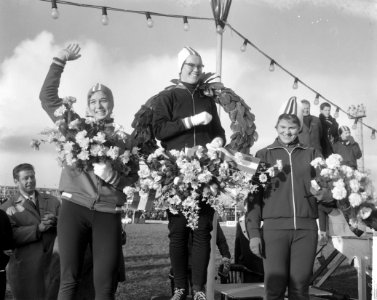 Schaatskampioenschappen op de Jaap Edenbaan te Amsterdam de drie beste dames op , Bestanddeelnr 917-3004